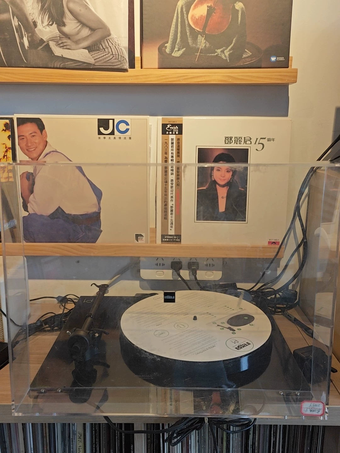Rega P1 Turntable with Dust Cover and Cartridge – photo 8
