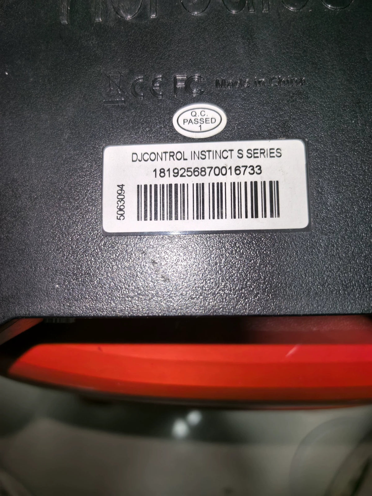 Hercules DJControl Instinct S Series – USB DJ Controller – actual item photograph 7