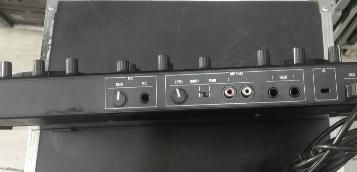 Native Instruments Traktor Kontrol S2 – DJ Controller – actual item photograph 3