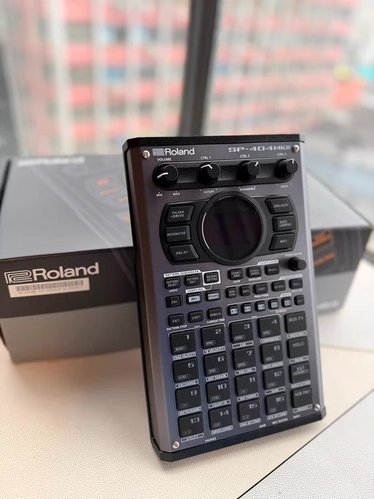 Roland SP-404MKII – Sampler with Box and Accessories