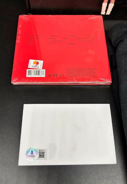 BLACKPINK The 1st Studio Album Jennie Official Gift Box Set S Size Tee + Signed Photo + Album