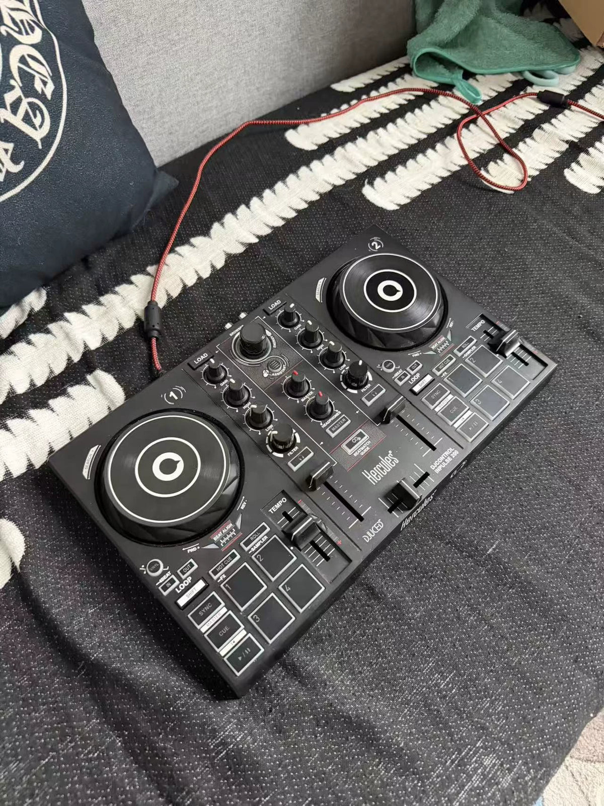 Hercules DJControl Inpulse 200 – USB DJ Controller – actual item photograph 4