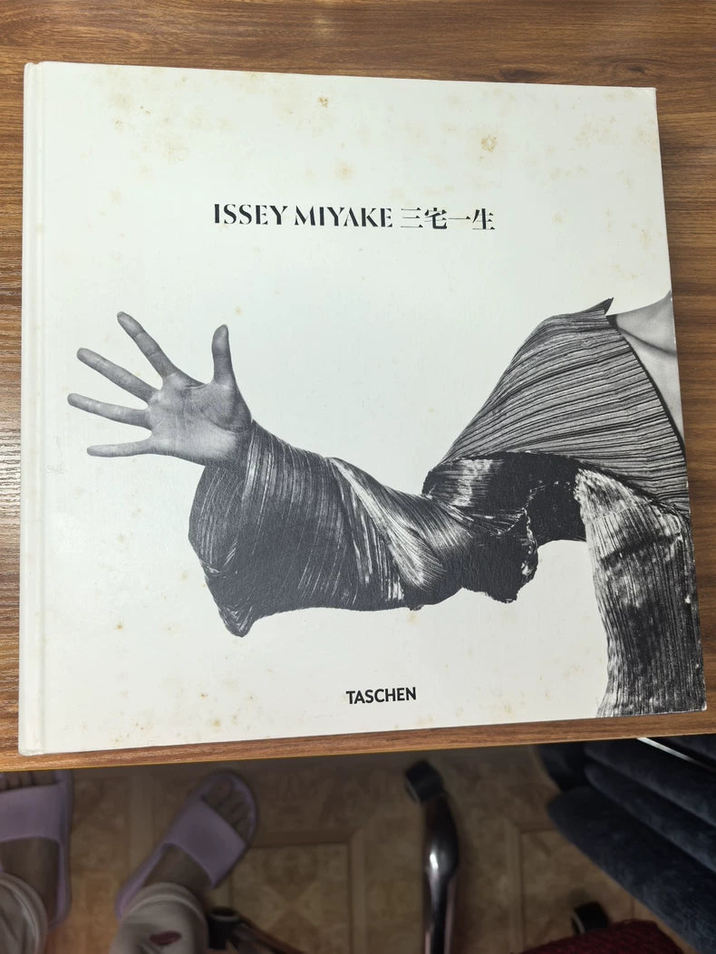 Issey Miyake – TASCHEN Commemorative Collector’s Book — main view