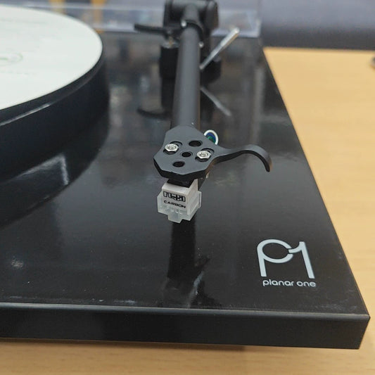 Rega P1 Turntable with Dust Cover and Cartridge – photo 1