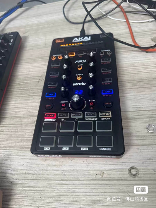 Akai AFX – DJ Effects & Pad Controller – actual item photograph 1