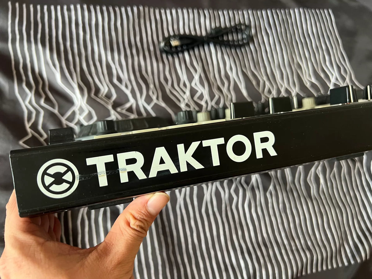 Native Instruments Traktor Kontrol S4 MK2 – Controller with Bag – actual item photograph 3