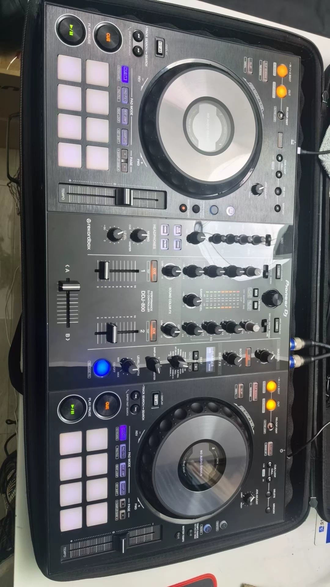 Pioneer DJ DDJ-800 – DJ Controller with Carry Bag – actual item photograph 3