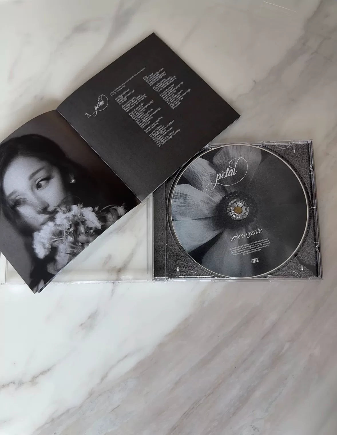 Ariana Grande – Petal CD