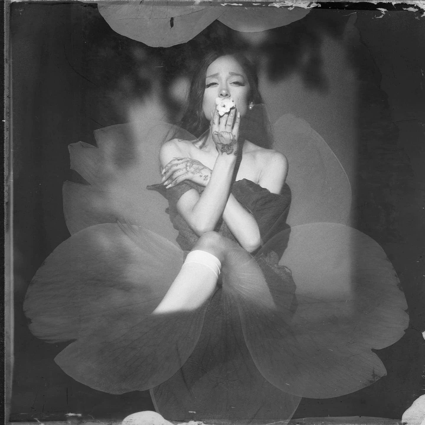 Ariana Grande – Petal – Pearl White Vinyl (LP) — photo 7