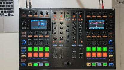 Native Instruments Traktor Kontrol S8 – DJ Controller with Bag – actual item photograph