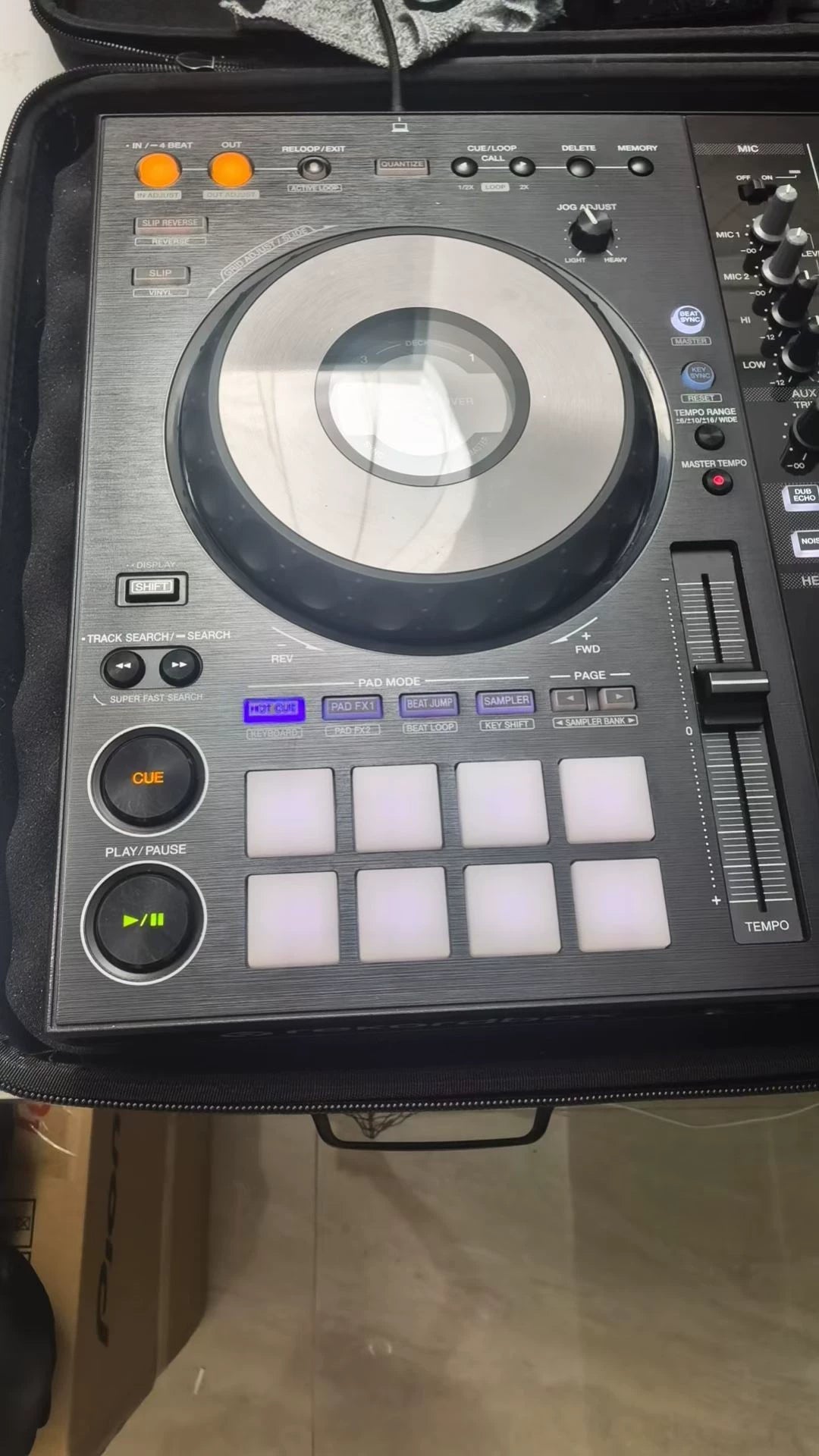 Pioneer DJ DDJ-800 – DJ Controller with Carry Bag – actual item photograph 4