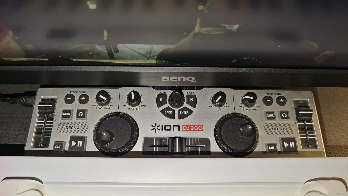 ION DJ2GO – Compact USB MIDI Controller – actual item photograph 1