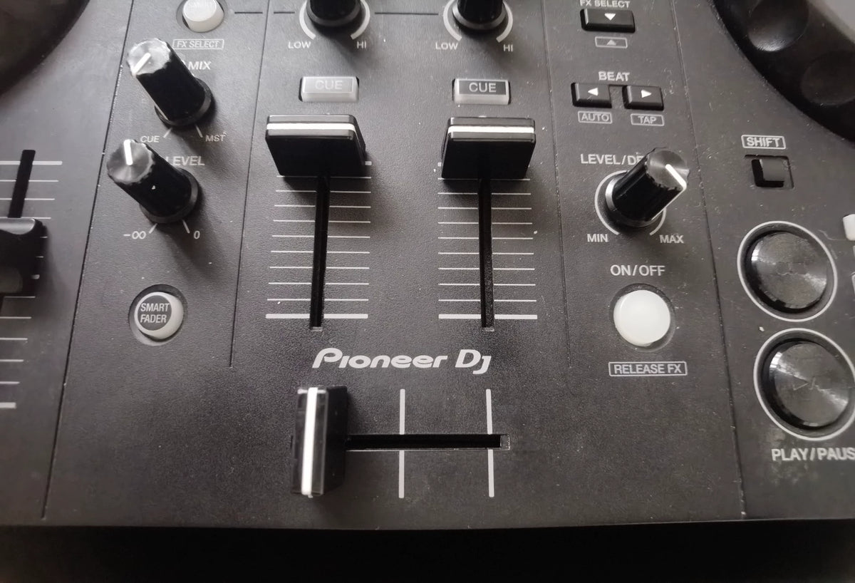 Pioneer DJ DDJ-FLX4 – Used DJ Controller – actual item photograph 3