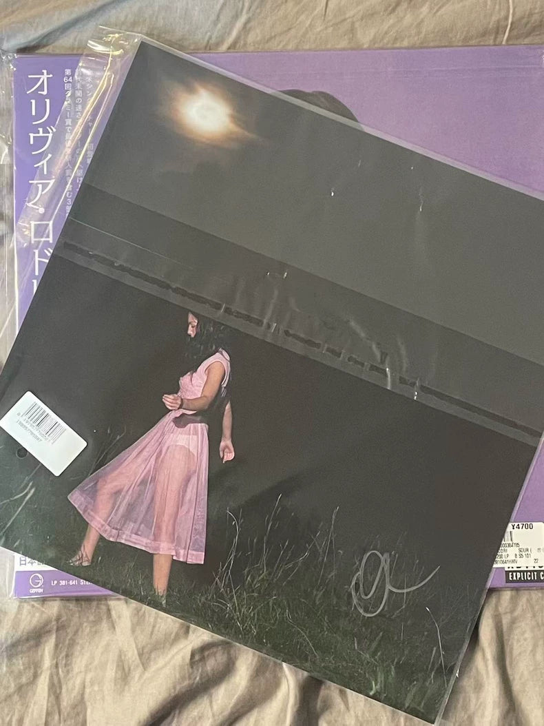Olivia Rodrigo – SOUR Japanese Edition Vinyl + Signed OR3 Photo Card – actual product photo 2