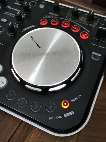 Pioneer DDJ-WeGO-W – DJ Controller with USB Cable – actual item photograph 3