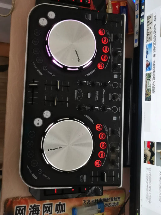 Pioneer DDJ-WeGO-W – DJ Controller with USB Cable – actual item photograph 1