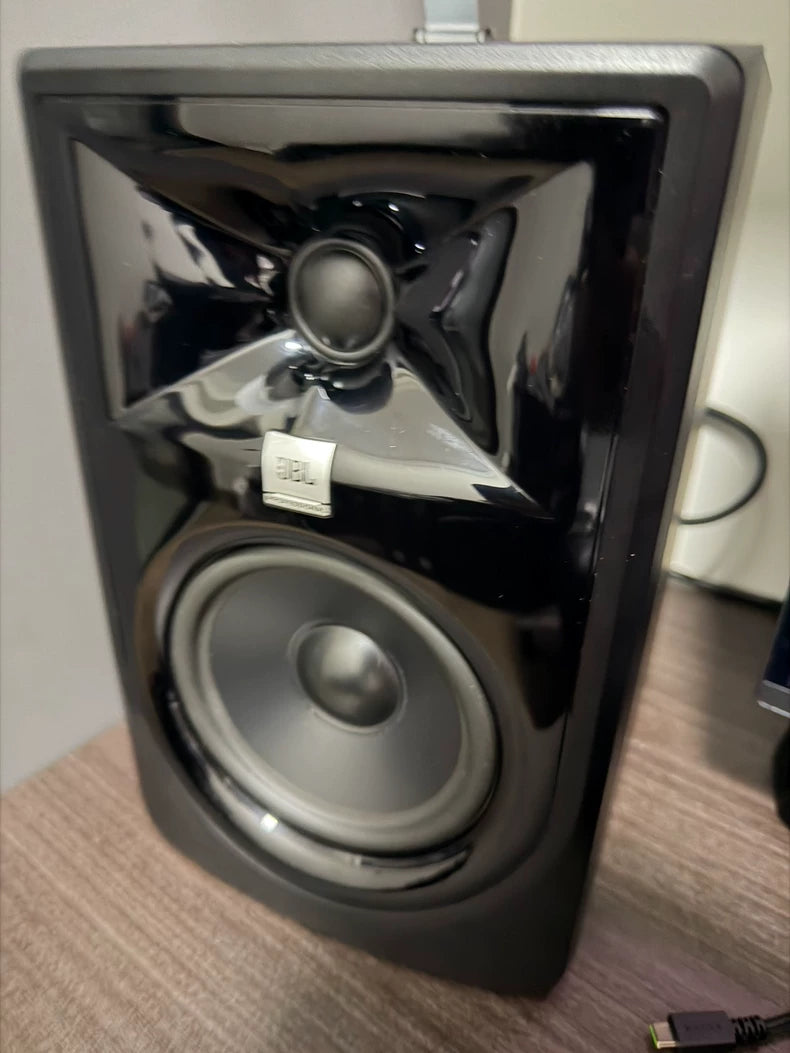 JBL 305P MkII Powered Monitor Speakers – Pair – source photograph 6