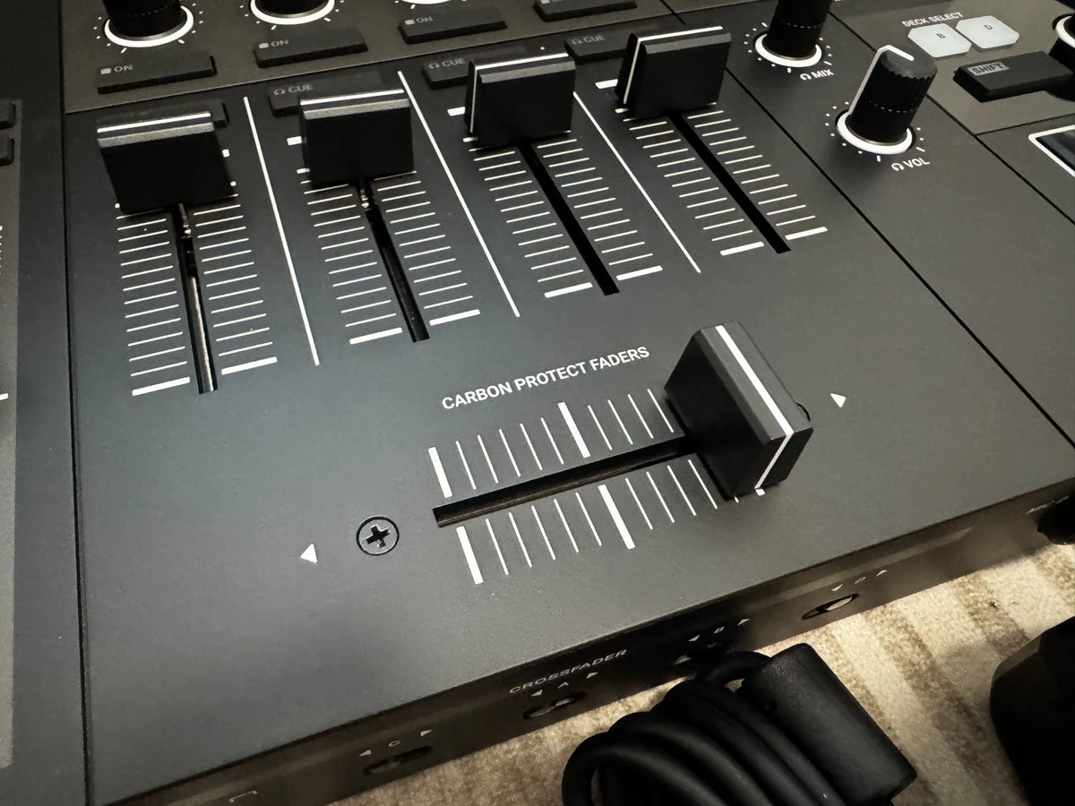 Native Instruments Traktor Kontrol S4 MK3 – Open-Box DJ Controller – detail 4