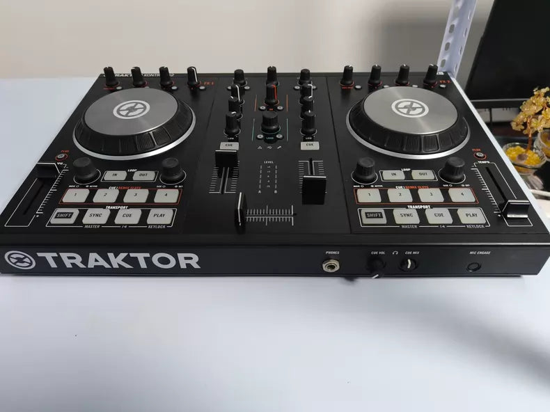 Native Instruments Traktor Kontrol S2 MK2 DJ Controller – source photograph 2