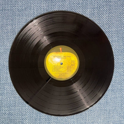 The Beatles – Yesterday and Today, 1971 US – item photograph 3