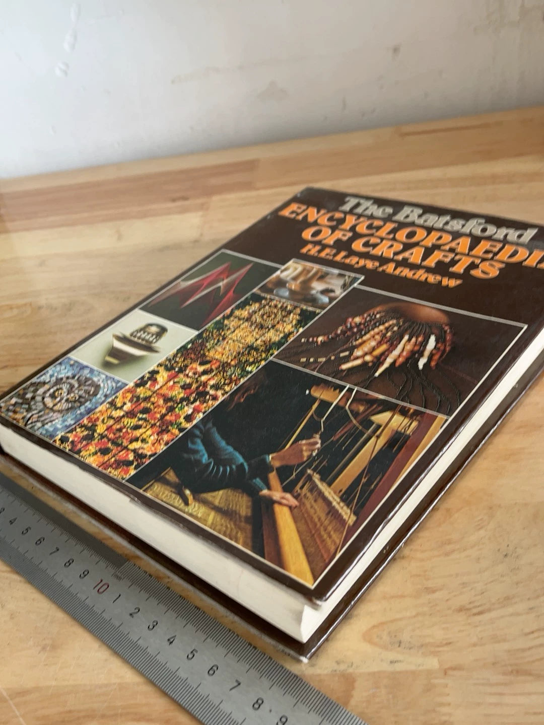 The Batsford Encyclopaedia of Crafts – 1978 Hardcover – photo 3