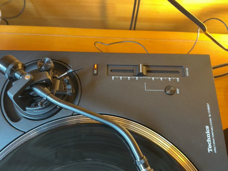 Technics SL-1210MK7 Turntable – source photograph 1