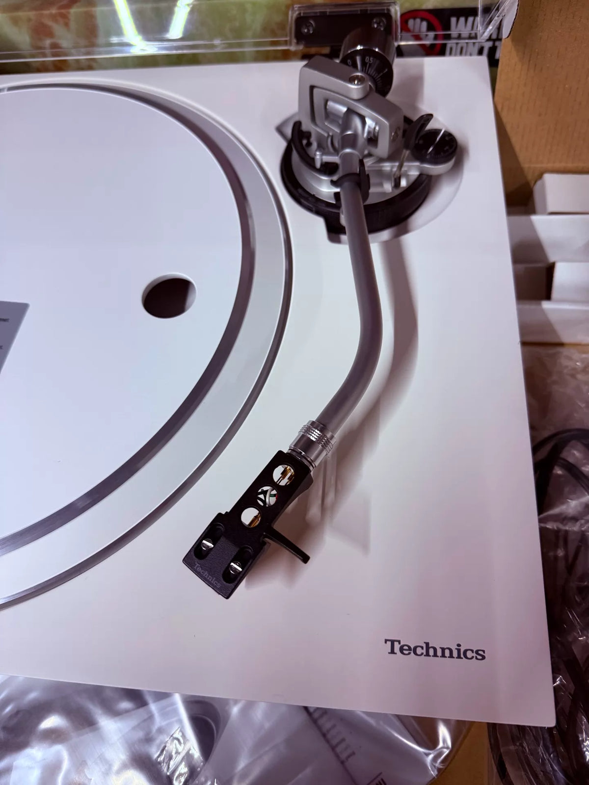 Technics SL-1500C – White Turntable with Ortofon 2M Red – detail 2