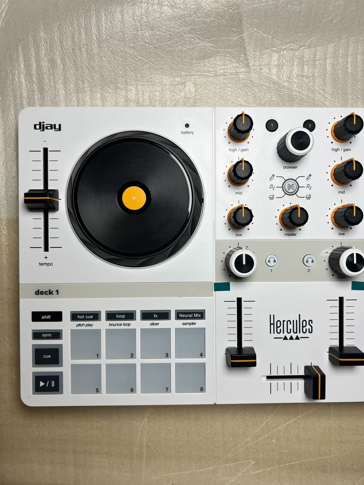Hercules DJControl Mix Ultra – White DJ Controller, Open Box – detail 3