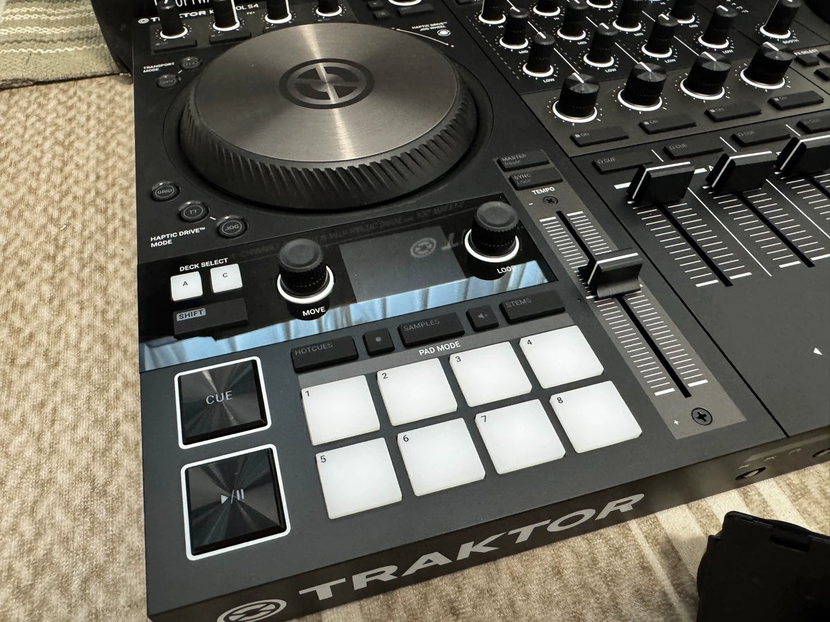 Native Instruments Traktor Kontrol S4 MK3 – Open-Box DJ Controller – detail 2