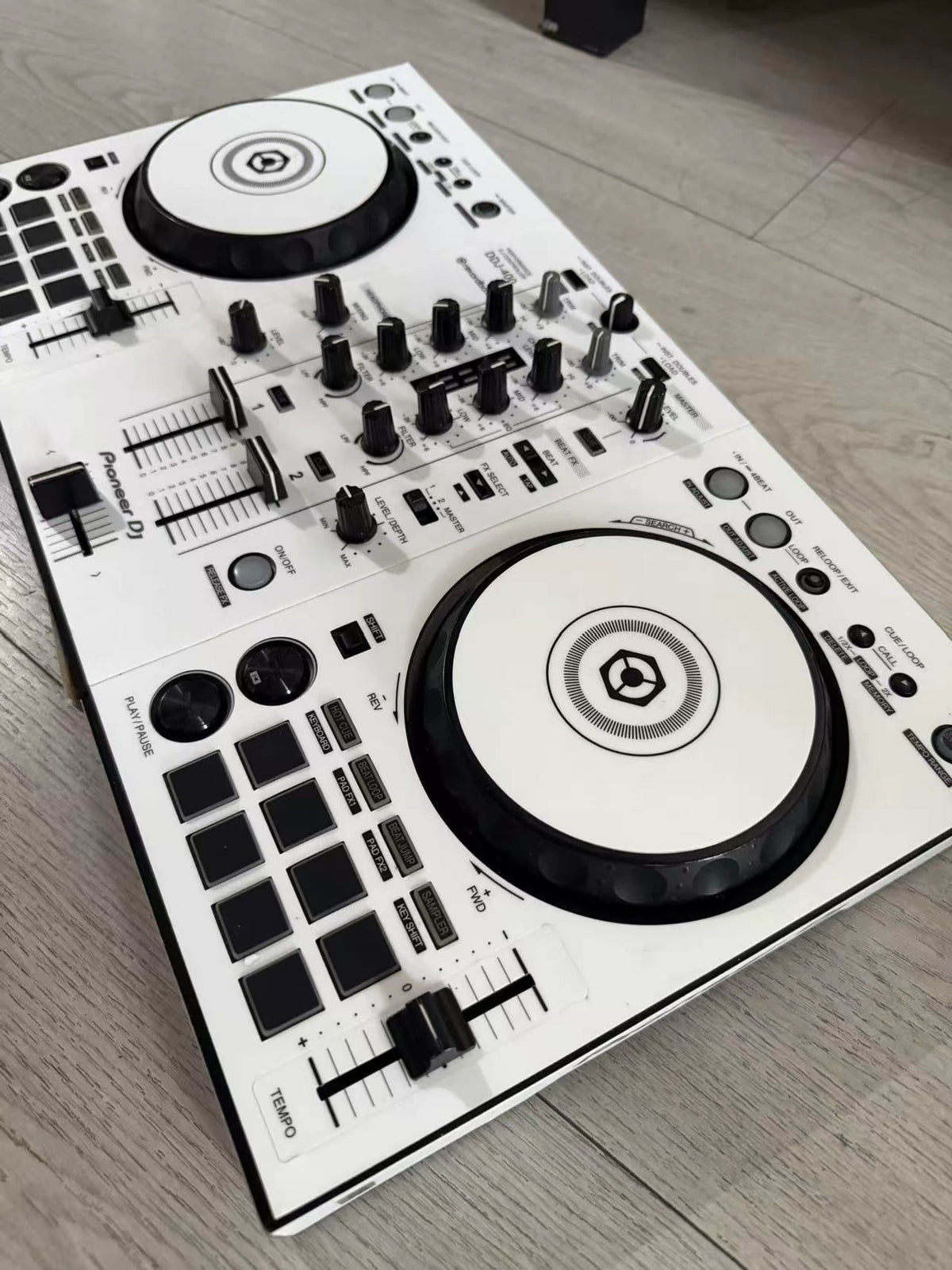 Pioneer DJ DDJ-400 with White Decorative Skin – Used – actual item photograph 1