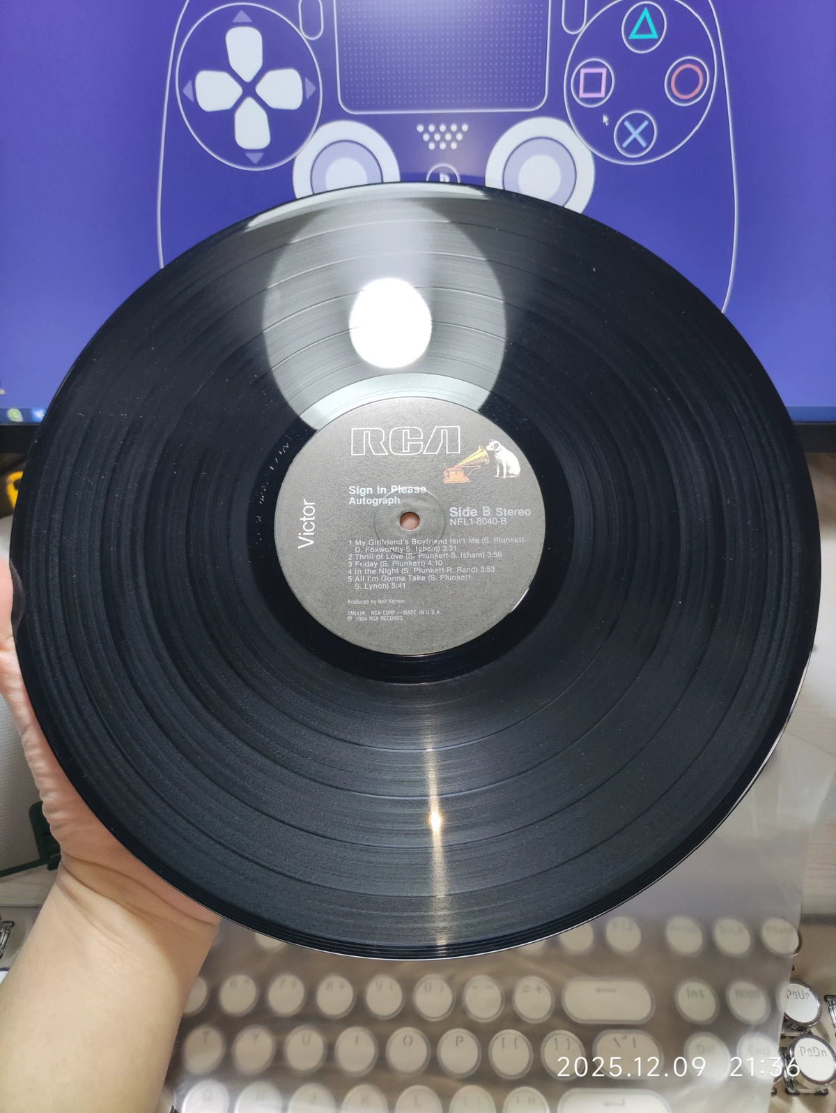 Autograph – Sign In Please; actual item detail
