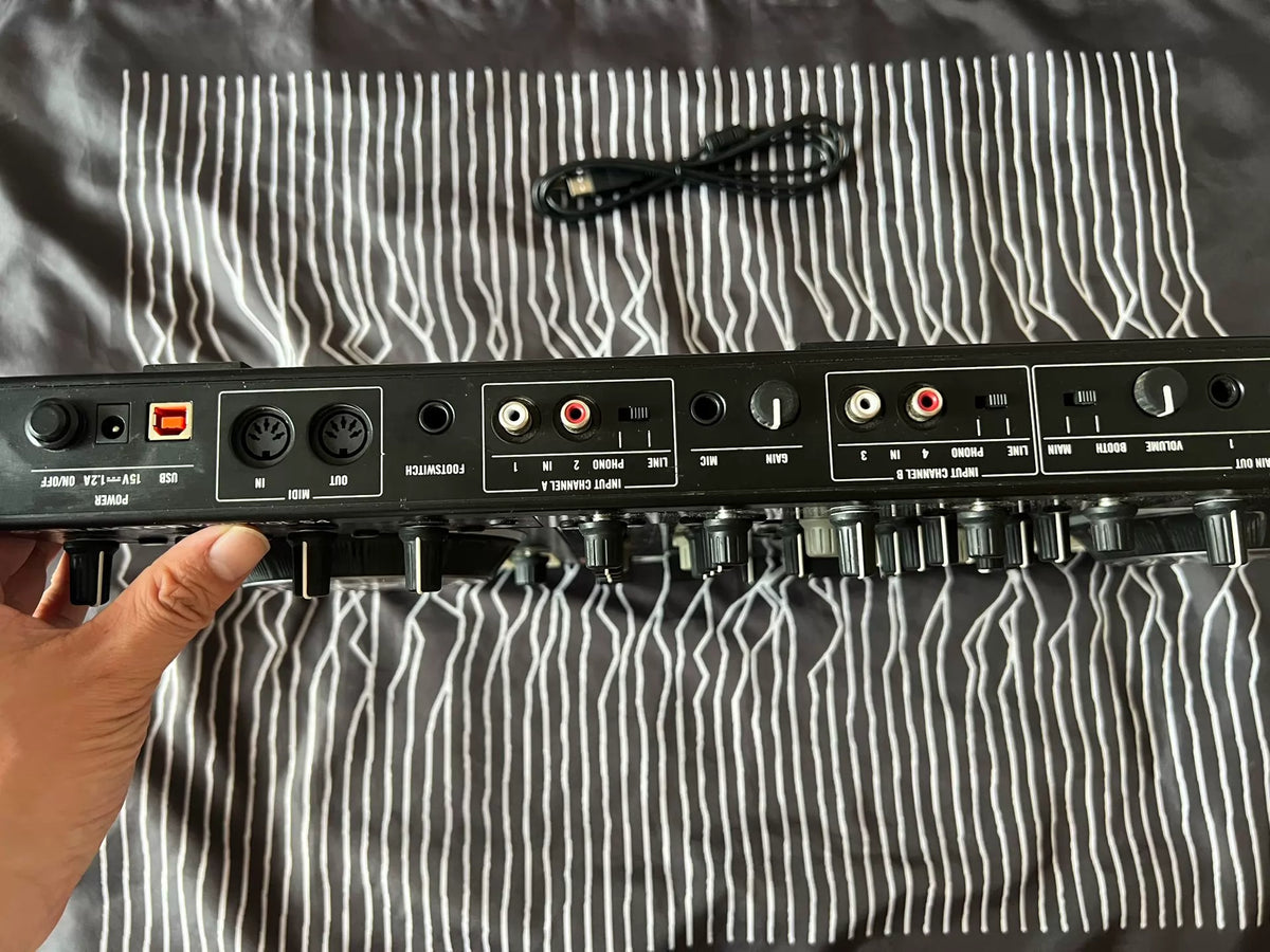 Native Instruments Traktor Kontrol S4 MK2 – Controller with Bag – actual item photograph 2