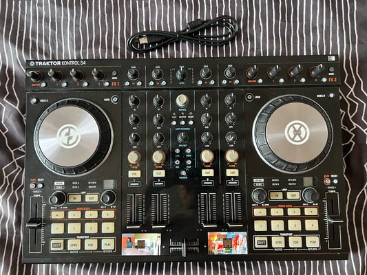 Native Instruments Traktor Kontrol S4 MK2 – Controller with Bag – actual item photograph