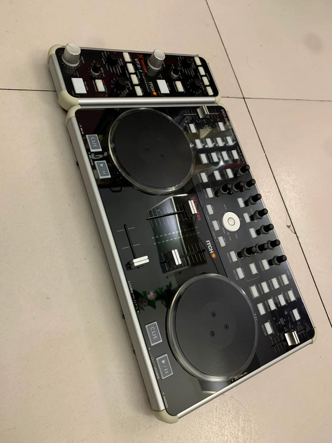Vestax VCI-300 + VFX-1 – DJ Controller and Effects Unit – actual item photograph 4