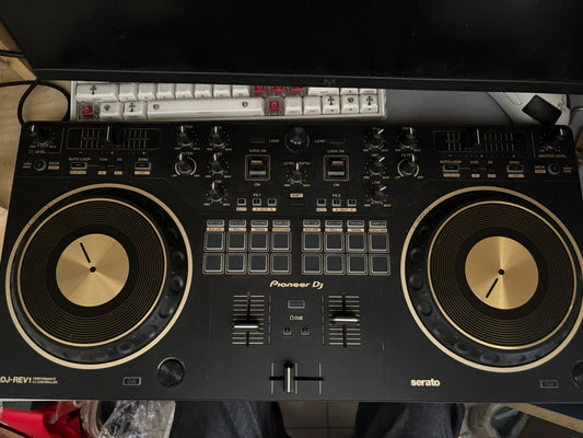 Pioneer DDJ-REV1 DJ Controller 1