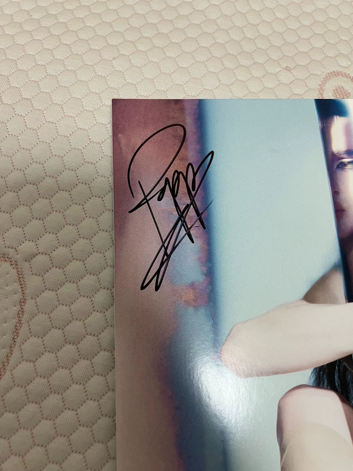 Poppy – Empty Hands – Signed Pink & Blue Vinyl — detail 2