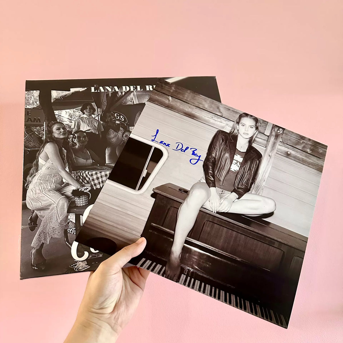 Lana Del Rey – Chemtrails Over The Country Club – Grey Vinyl with Signed Art Card – photograph 1